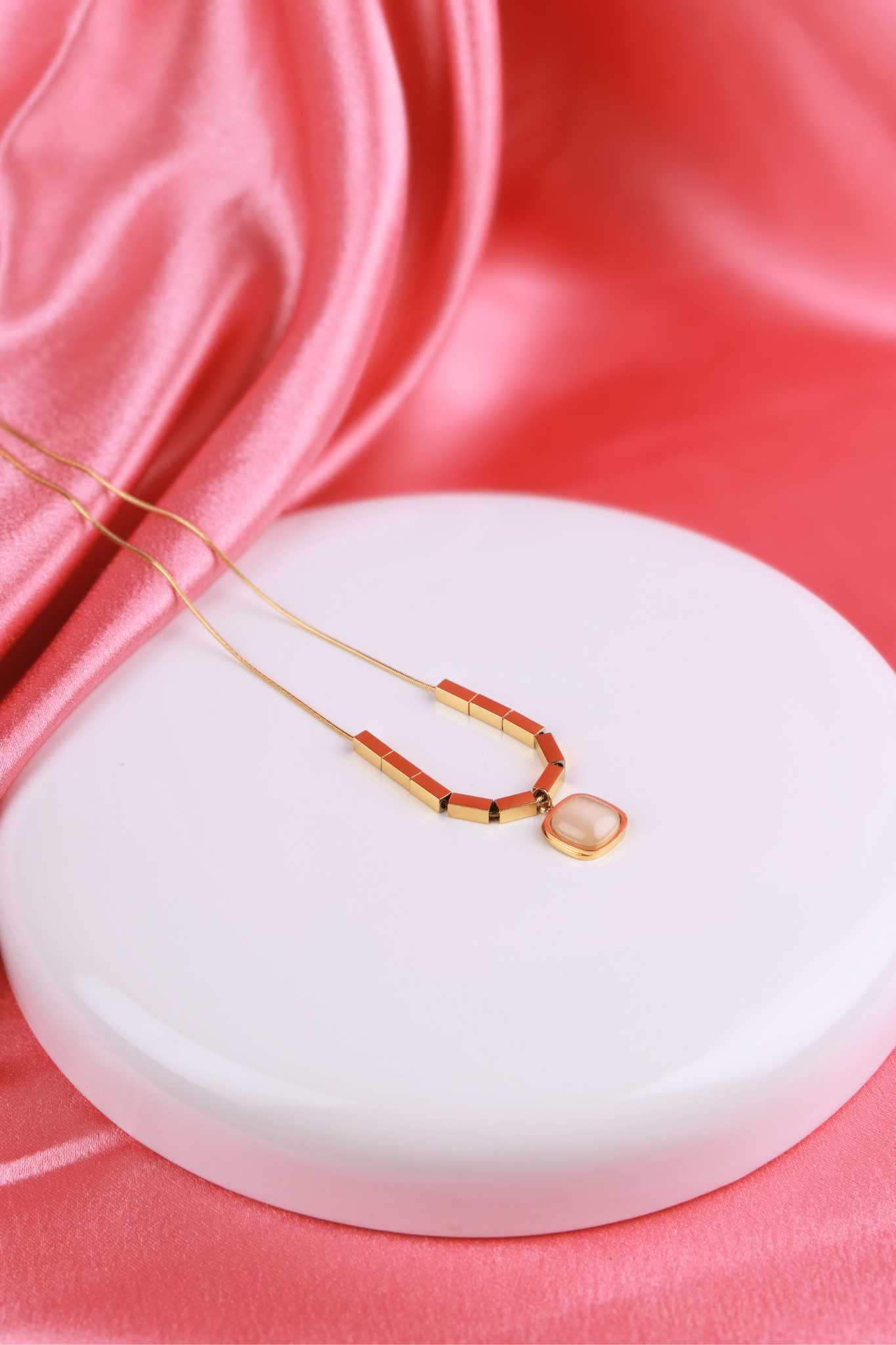 Elegant Pearl & Gold Block Necklace