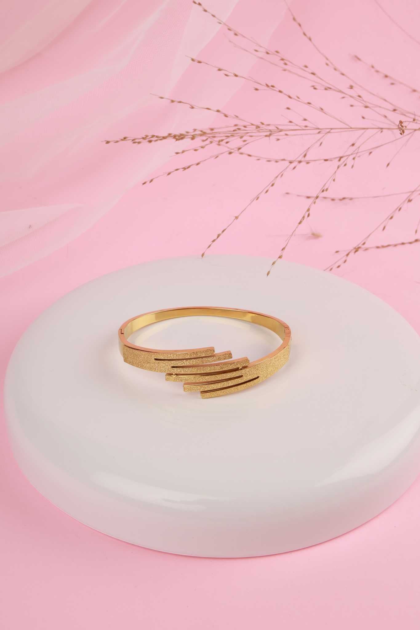 Luminous Layers Kada