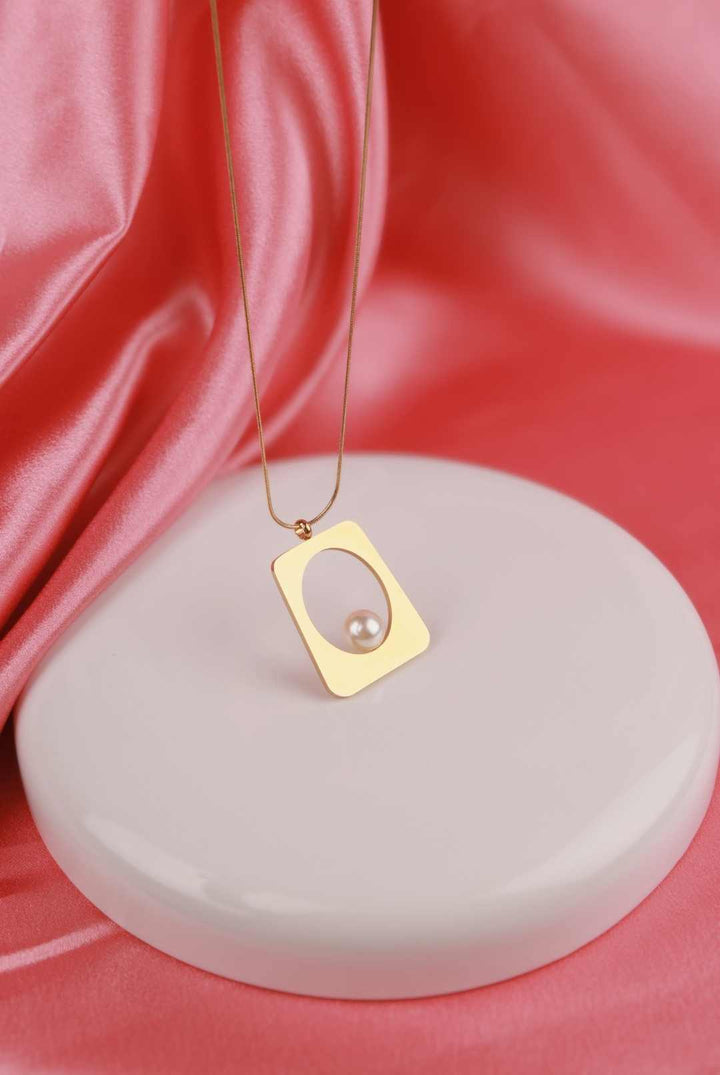 Golden Halo Pearl Pendant Necklace