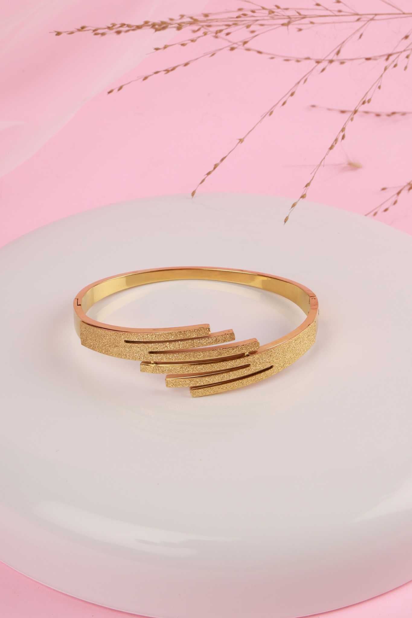 Luminous Layers Kada