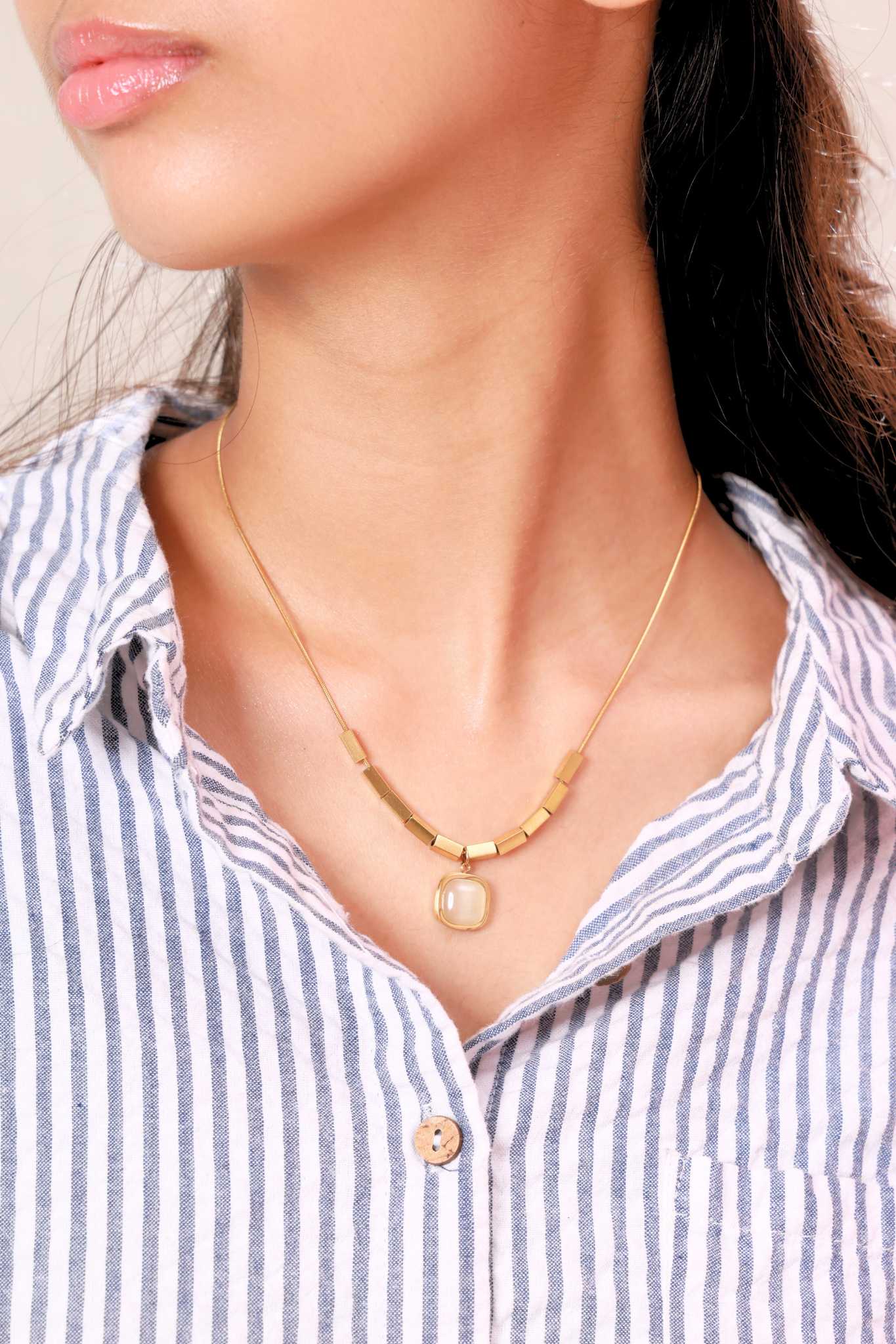 Elegant Pearl & Gold Block Necklace