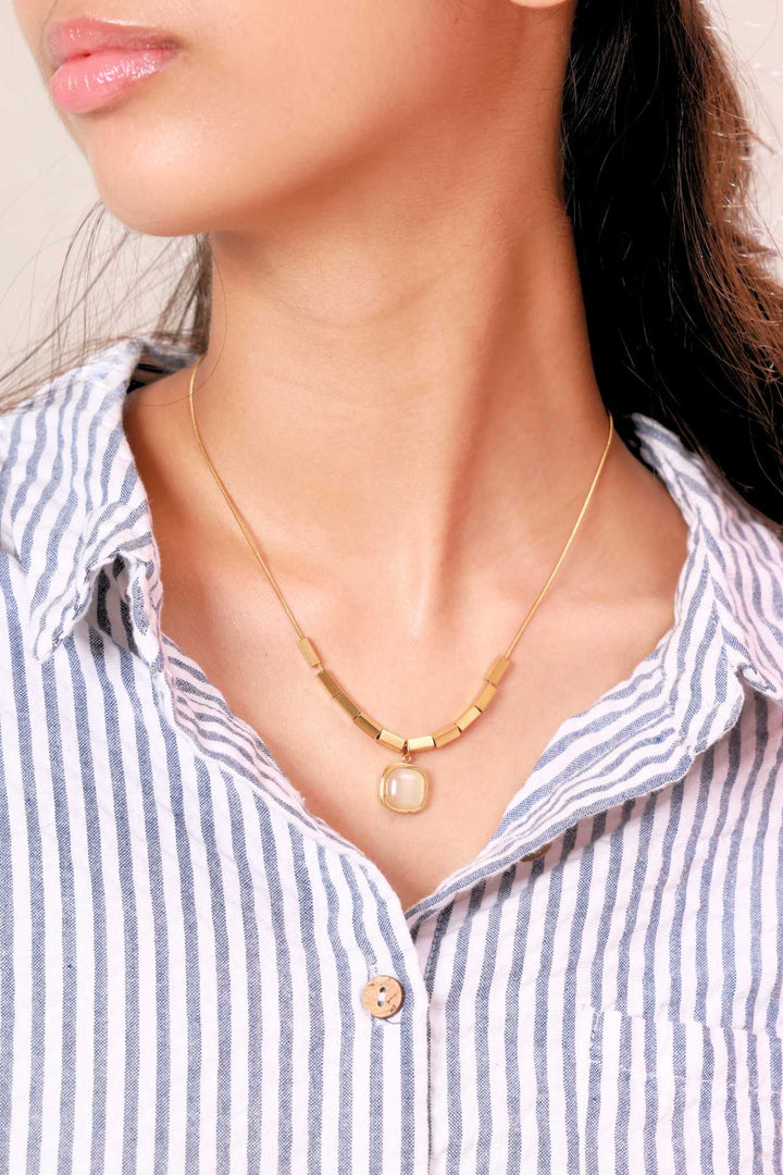 Elegant Pearl & Gold Block Necklace
