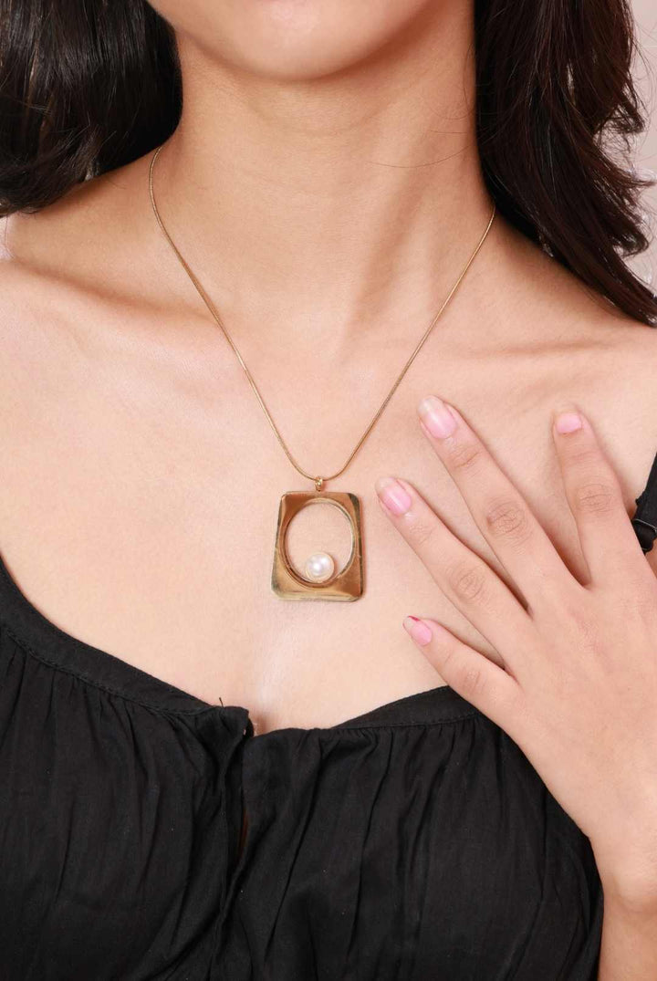 Golden Halo Pearl Pendant Necklace